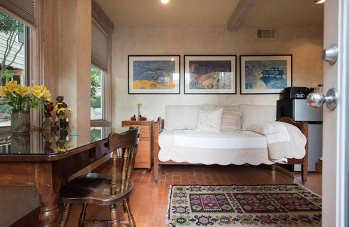 Clarksville Apartment | Charming Ocean View Retreat with Spa & Breakfast Included