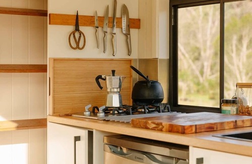Upper Colo Cabin | Cozy Tiny Thomas: Family & Pet-Friendly Retreat