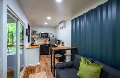 Livingston House | Cozy Tiny Timbers Livingston with Ocean View & Kitchen
