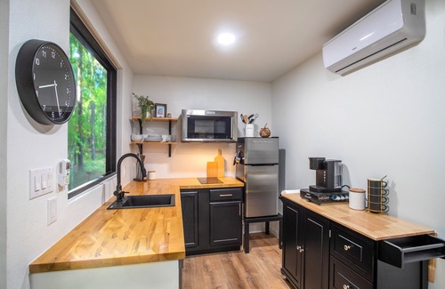 Livingston House | Cozy Tiny Timbers Livingston with Ocean View & Kitchen