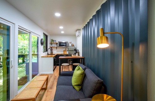 Livingston House | Cozy Tiny Timbers Livingston with Ocean View & Kitchen