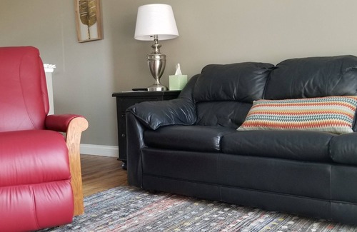 Madison House | Cozy Getaway at Tiny Too with River View & Amazing Amenities
