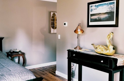 Madison House | Cozy Getaway at Tiny Too with River View & Amazing Amenities
