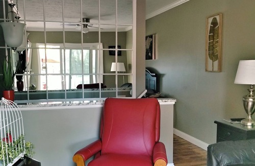 Madison House | Cozy Getaway at Tiny Too with River View & Amazing Amenities