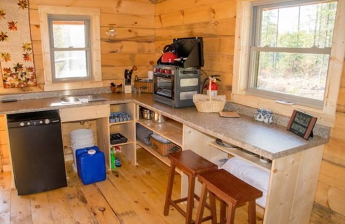 Hovland Cabin | Cozy Tiny Tuloon Off-Grid Log Cabin with Breakfast Included