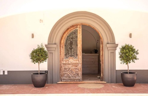 Colinas Verdes Villa | Discover Tiny Whale Lodge: Ideal Retreat for Group Getaways