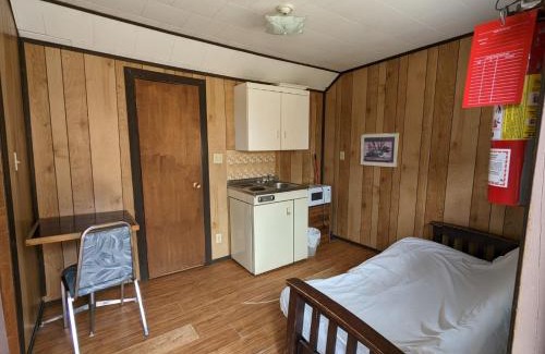Wasaga Beach House | Cozy Wood Cottage 10: Family & Pet Friendly Retreat