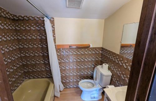 Wasaga Beach House | Cozy Wood Cottage 10: Family & Pet Friendly Retreat
