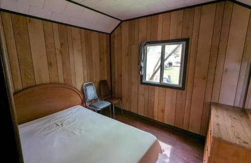Wasaga Beach House | Cozy Wood Cottage 10: Family & Pet Friendly Retreat