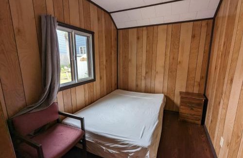 Wasaga Beach House | Cozy Wood Cottage 10: Family & Pet Friendly Retreat