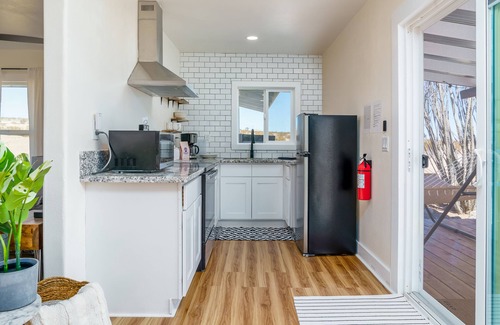Twentynine Palms House | Relaxing TinyHomeRetreat with Hot Tub & Scenic Views