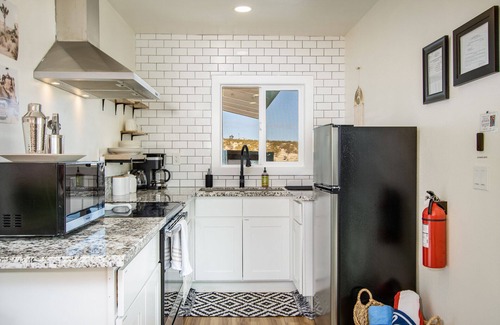 Twentynine Palms House | Relaxing TinyHomeRetreat with Hot Tub & Scenic Views