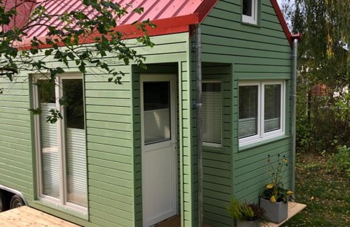 Kritzmow Apartment | Idyllic Tinyhouse Retreat Near Rostock with Breakfast & Kitchen