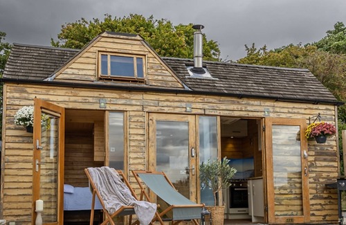 Maidwell Cabin | Child-Friendly Getaway at Tinywood One with Kitchen Access
