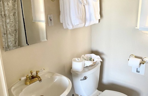 Lee Vining Cabin | Discover Tioga Lodge At Mono Lake: Family-Friendly Retreat