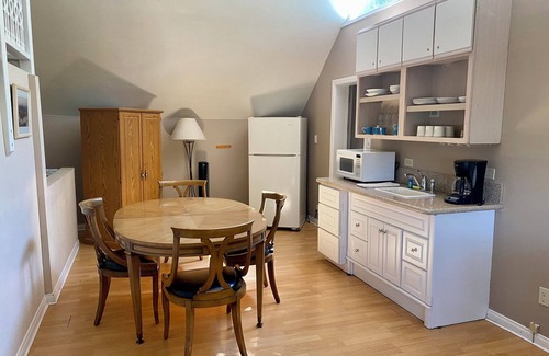 Lee Vining Cabin | Discover Tioga Lodge At Mono Lake: Family-Friendly Retreat