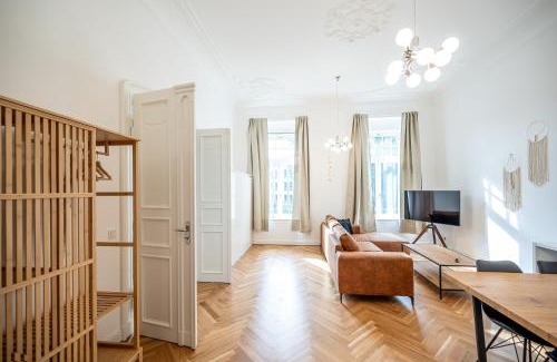 Innere Neustadt Apartment | Central Apartment for 6: Pet-Friendly & Highly Rated Stay