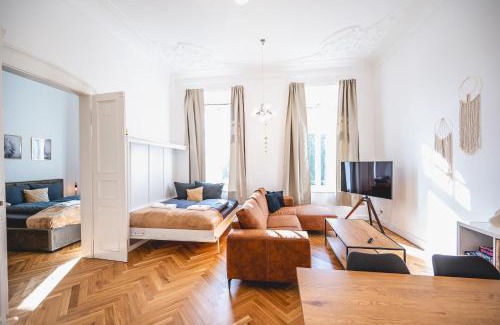 Innere Neustadt Apartment | Central Apartment for 6: Pet-Friendly & Highly Rated Stay