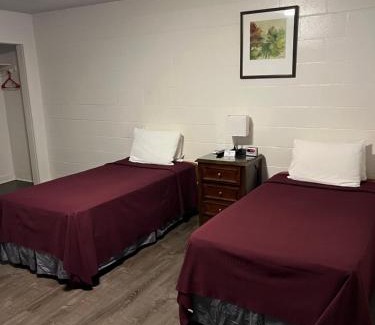 Lihue Hotel | Convenient Stay at Tip Top Motel with Family-Friendly Dining