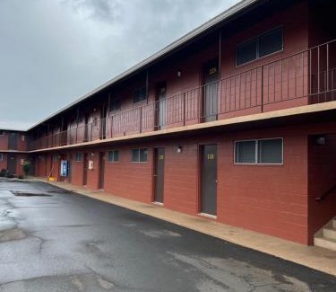 Lihue Hotel | Convenient Stay at Tip Top Motel with Family-Friendly Dining