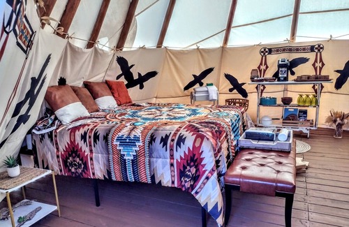 Lewisburg Cabin | Experience Tipi Creek Glamping with Hot Tub & Ocean View