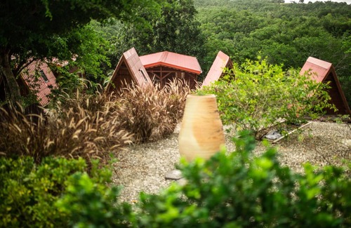Saint-Louis Cabin | Budget-Friendly Tipi Fwomajé 1 with Pool and Breakfast
