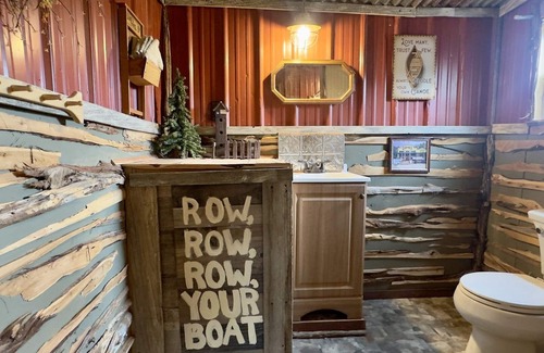 Voca Cabin | Unique Cabin Getaway at Tippy Canoe near Castell
