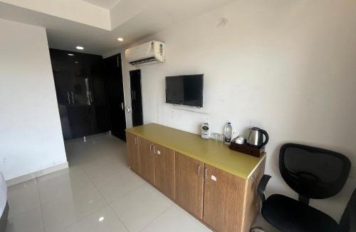 DLF Phase 5 House | Affordable Family-Friendly Stay at TIPSYY INN 007
