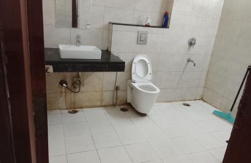 DLF Phase 3 House | Budget-Friendly Stay at TIPSYY INN with Breakfast & Pets