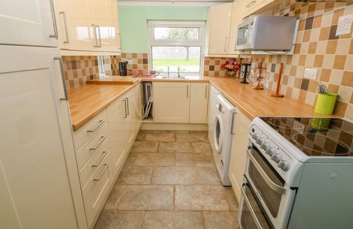 Edern Cottage | Family-Friendly TIR BEDW Cottage with Ocean View in Edern