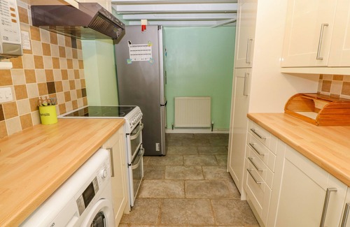 Edern Cottage | Family-Friendly TIR BEDW Cottage with Ocean View in Edern
