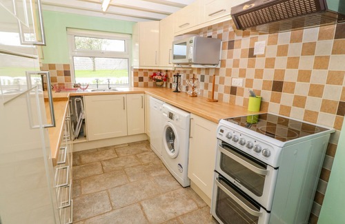 Edern Cottage | Family-Friendly TIR BEDW Cottage with Ocean View in Edern