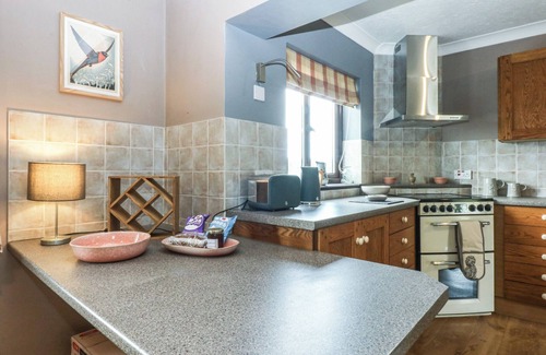Dwyran Cottage | TIR MAWR, pet friendly, with open fire in Niwbwrch (Newborough)