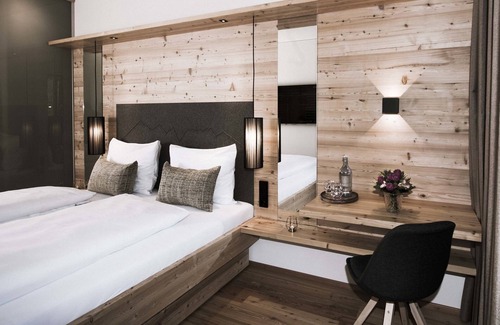 Ellmau Hotel | Discover Tirol Lodge: Eco-Friendly Retreat with Spa & Pool