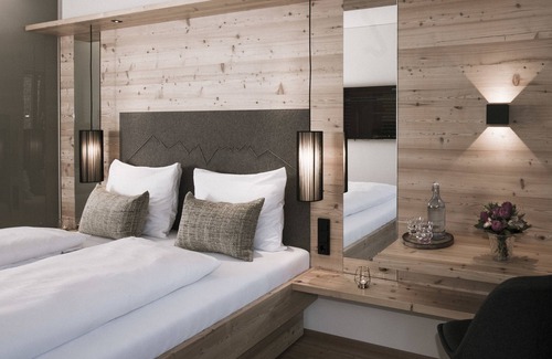 Ellmau Hotel | Discover Tirol Lodge: Eco-Friendly Retreat with Spa & Pool