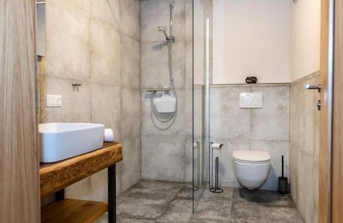 Oberau Apartment | Pet-Friendly Retreat at Tirolee Marchegg EG Top 2