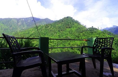 Gushaini House | Discover Tirthan Hill Top Deluxe Room B for Your Getaway