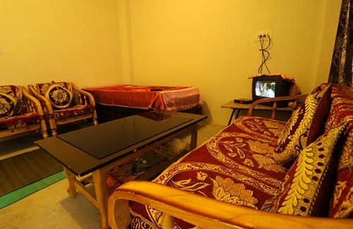 Gushaini House | Budget-Friendly Stay at Tirthan Hill Top Standard Room