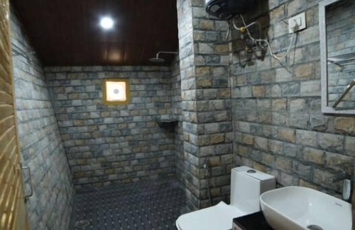 Mohal Hotel | Family-Friendly Tirthan Villa with Kitchen & Breakfast Included