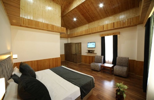 Mohal Hotel | Family-Friendly Tirthan Villa with Kitchen & Breakfast Included