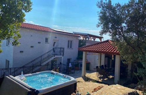 Tisno Apartment | Discover Tisno Resort: Pet-Friendly Oceanfront Retreat