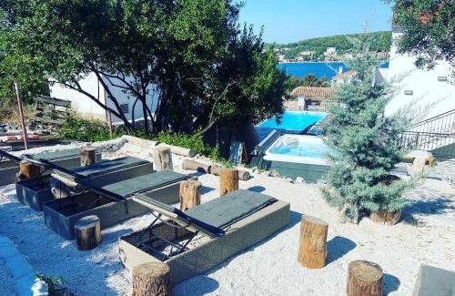 Tisno Apartment | Discover Tisno Resort: Pet-Friendly Oceanfront Retreat