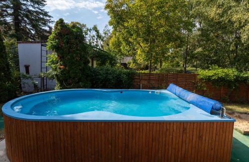 Tiszakecske House | Relax at Tiszapart-Vendégház with Oceanfront Views