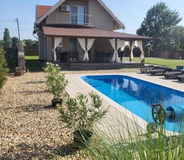Kiskore House | Idyllic Tiszavirág Üdülőház with Ocean View & Pool