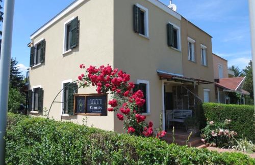 Bukfurdo House | Inviting Titi Family Apartman with Oceanfront Amenities