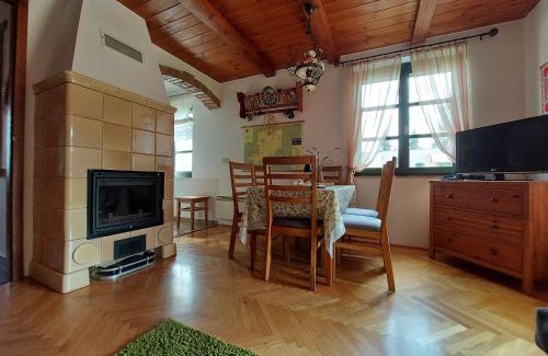 Bukfurdo House | Inviting Titi Family Apartman with Oceanfront Amenities