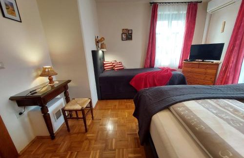 Bukfurdo House | Inviting Titi Family Apartman with Oceanfront Amenities