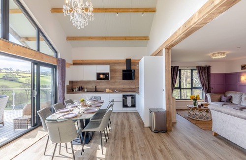 Kingswood House | Titw Tomos Las - Four Bedroom House, Sleeps 8
