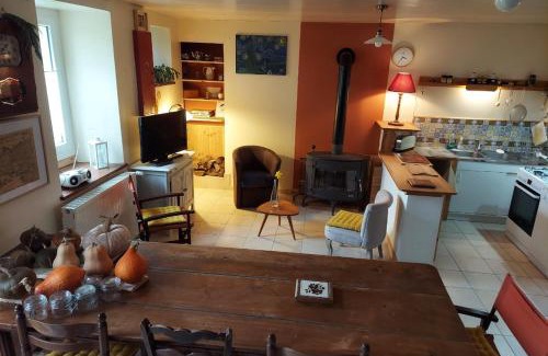 Pommerit-le-Vicomte Apartment | Family-Friendly Tivakazo: Guest Rated 9/10 for Comfort