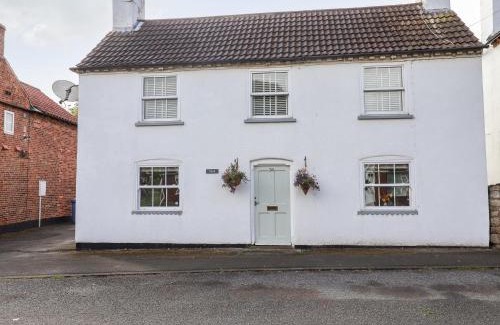 Clumber Park House | Elegant Tivoli: Family & Pet-Friendly 4-Star Retreat